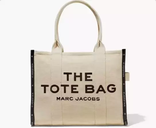 2022年轻时尚潮流品牌有哪些？今天介绍Marc Jacobs 2022 夏日早秋系列打造时尚摩登的夏日穿搭！