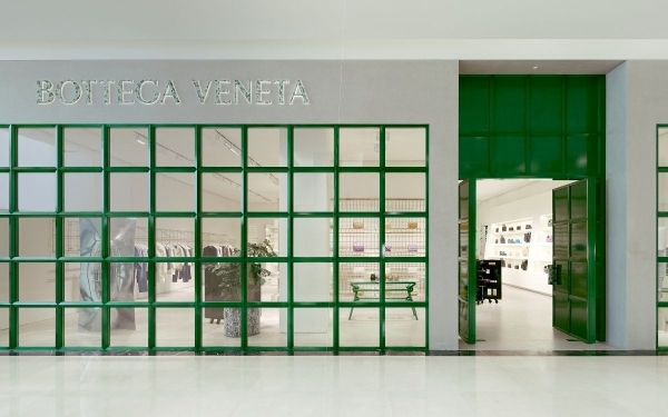 Bottega Veneta高雄汉神巨蛋重新盛大开幕！概念店装超美，Pillow球鞋、秋冬包款想全收