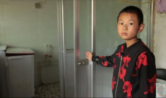 △习近平2016年曾经问过的小男孩，如今已经13岁，他们家修建了新浴室