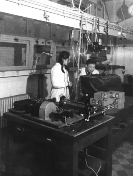 1946 年，钱三强与何泽慧在巴黎实验室的云雾室设备上做实验