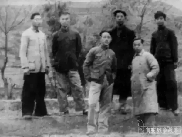 1942 年中学毕业和同学们在一起的罗列成（左二）