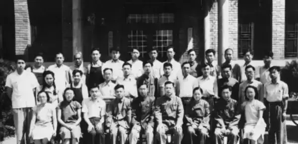 1951 年，中科院近代物理研究所。前排左起：胡文琦、肖振熹、邓稼先、彭桓武、赵忠尧、钱三强、何泽慧、肖健、王素铭