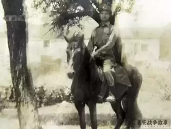 在绍兴骑着缴获日军战马纪念抗战胜利的留影
