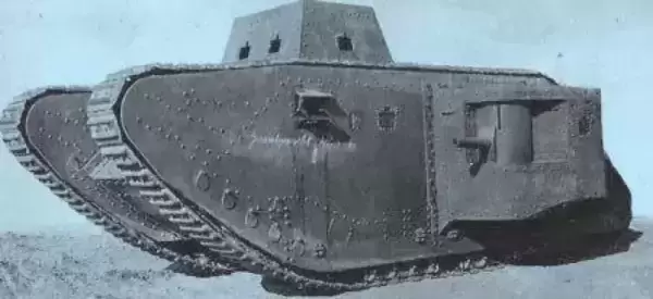 「一战」索姆河战役中出现的「怪兽」——坦克。丘吉尔曾不惜动用海军经费扩大坦克生产规模