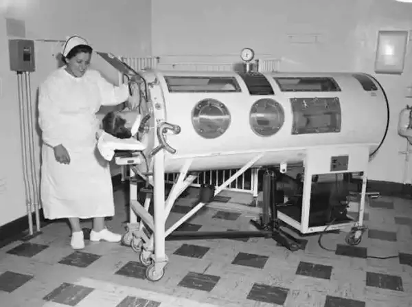 1960年，一位护士正在照顾美国罗德岛州脊髓灰质炎患者（图片来源：美国疾控中心）
