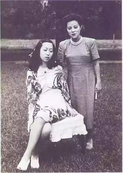 《对照记》图四十一：张爱玲、李香兰1945年7月21日在上海咸阳路举行的纳凉会上合影；《对照记》误写为“一九四三年在园游会中”。