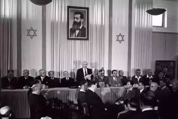 本·古里安在特拉维夫庄严宣布以色列国成立