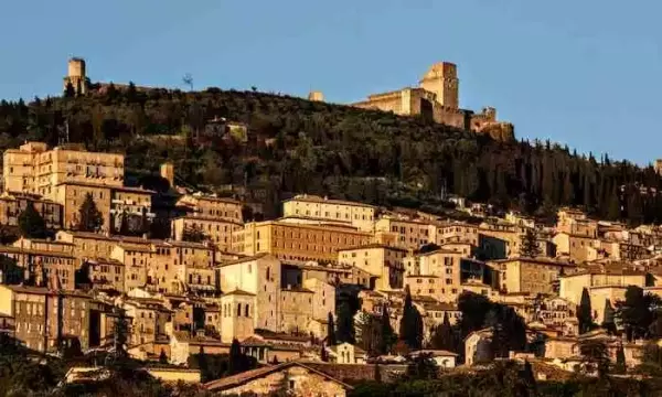 意大利名城阿西西（Assisi）的城堡“大岩石”（Rocca Maggiore，试比较第51页意大利的蒙特城堡）；意大利中部的很多地区，都会有一个“大岩石”配一个“小岩石”（Rocca Minore）的双重城堡组合。