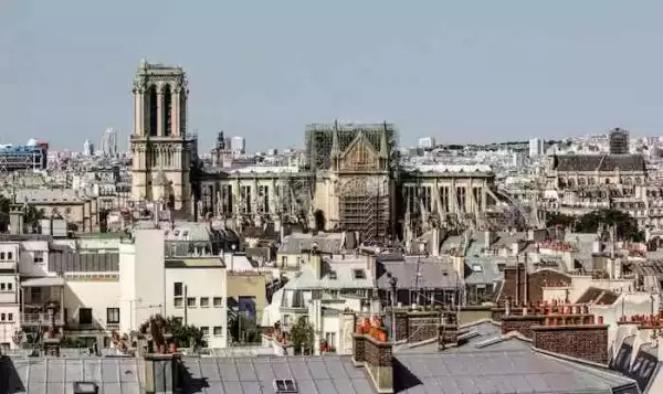 大火后的巴黎圣母院
