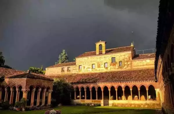 意大利维罗纳圣泽诺大教堂内的回廊内院（试比较第91页-92页穆瓦萨克回廊内院）：乌云、阳光与或隐若现的彩虹——冥想吧！