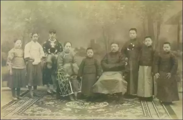 1922年的朱家老照片，从左至右依次为：朱家润、朱家泗、李家瑢、张宪祗、朱家溍、朱文钧、朱家济、朱家濂、朱家源
