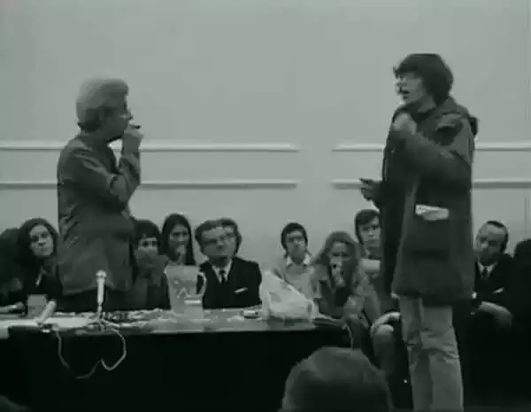一名年轻的情境主义者破坏拉康的演讲，1972年。