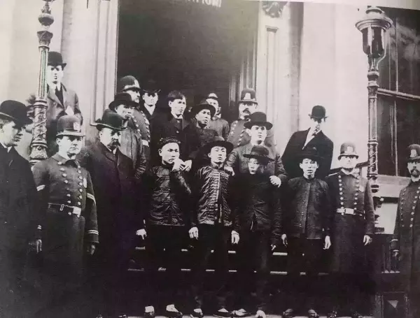 1906年被捕的华人与逮捕他们的警察在伊丽莎白街警察局门前合影