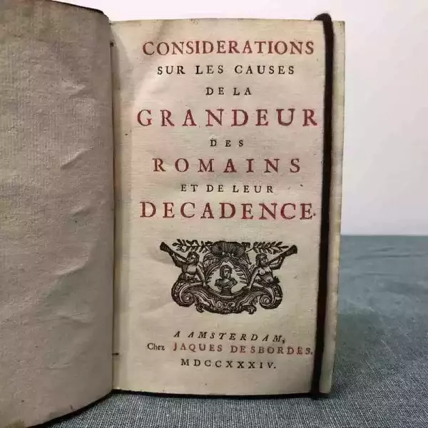 1734年第一版《罗马盛衰原因论》封面。作者孟德斯鸠，出版地阿姆斯特丹，出版商雅克·德博尔德（Jacques Desbordes），1734年出版，八开本，150mm x 90mm，277页。