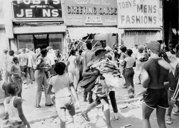 1977年纽约大停电期间，人们从百老汇商店抢东西