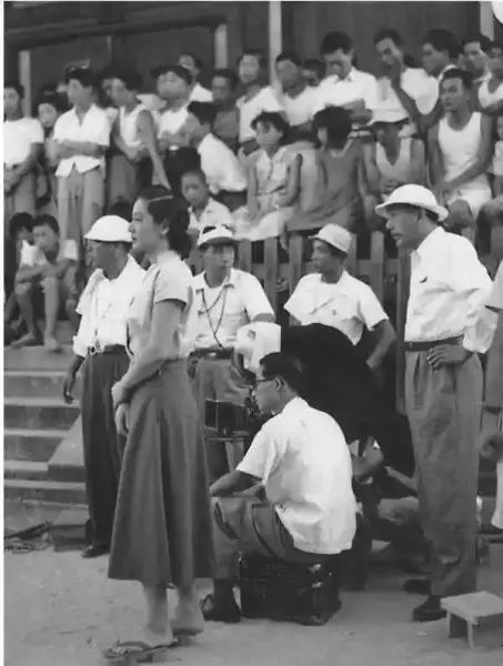《东京物语》外景拍摄，最右是小津，左前方是原节子，1953年。