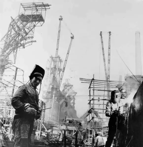 1950年左右，中国某地，工人在一家钢铁厂进行焊接。