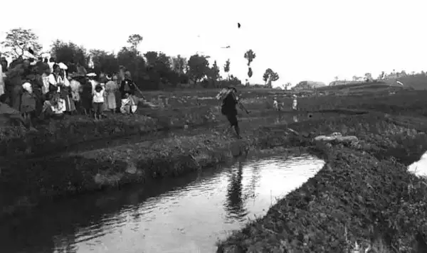图9、渠县赵家寨石兽残肢发现现场，谢阁兰考察团1914年拍摄
