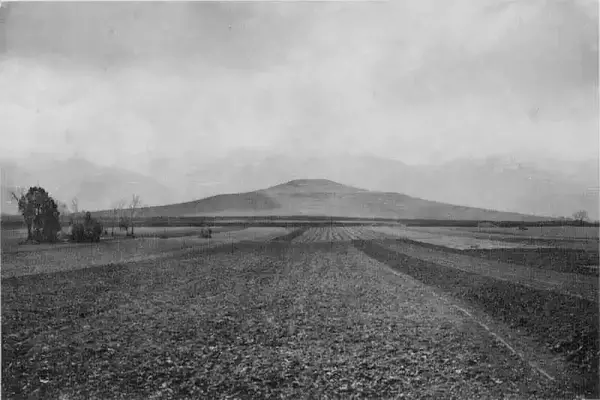 图2、秦始皇骊山陵，谢阁兰考察团1914年拍摄