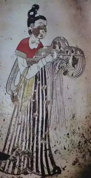陕西礼泉燕国太妃墓壁画，唐 捧帏帽的侍女