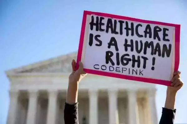 2020年11月10日，美国华盛顿特区，《平价医疗法案》支持者在美最高法院外手举横幅及标语举行示威游行活动。