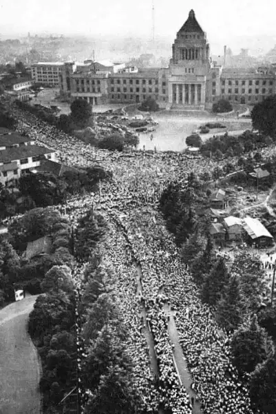 1960年6月18日，日本抗议者包围国会示威。