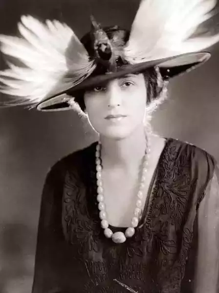 一位用整张天堂鸟皮装饰帽子的女士，1900年前后。图片转自《遇见天堂鸟：一段避不开的人类欲望史》。
