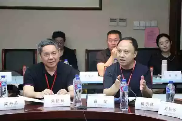上海交通大学人文学院刘佳林教授与北京师范大学文学院吕黎副教授参与讨论