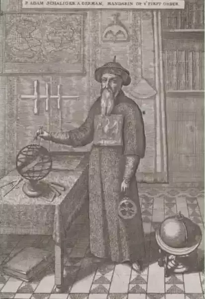 身着清代官服的汤若望（Johannes Adam Schall von Bell, 1592–1666）。图片来自《荷兰东印度公司使团觐见中国大皇帝记》(An Embassy from the East-India Company of the United Provinces, to the Grand Tartar Cham Emperor of China) (伦敦，1669年)。这幅图上的汤若望右手拿着一个圆规，左手提着一个星盘，异常醒目，此外墙上、桌子上和地上有世界地图、量角器、浑天仪、角尺、圆规、地球仪等诸多代表自然科技的形象。