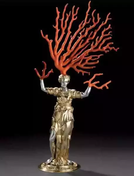 文泽尔?雅姆尼策，《达芙涅小型雕像》，1570-1575年（该雕像的人体部分为银质镀金，人像头顶的月桂树枝用珊瑚模拟而成，底座嵌有多种珍奇矿石，此类结合了自然材料和人工技艺的精妙工艺品，为当时珍奇收藏风尚所青睐，亦是能工巧匠用来展示其高超技艺与奇异物质想象的绝佳契机）