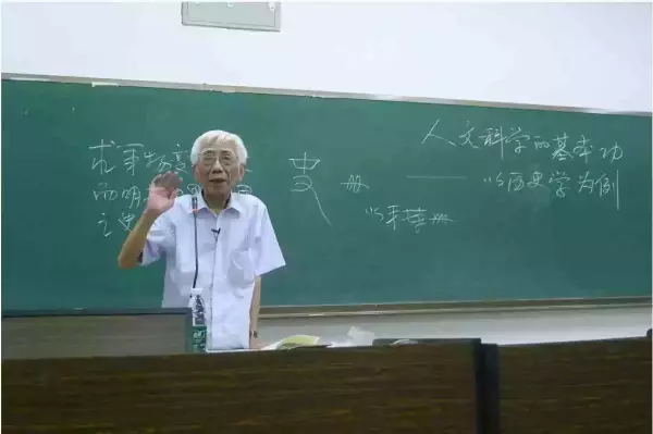 2011年，蔡鸿生先生在华南农业大学作题为《人文科学的基本功——以历史学为例》的讲座，殷小平摄。