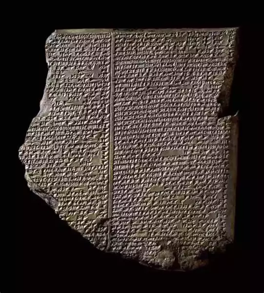 标准巴比伦语版《吉尔伽美什史诗》的第十一块泥板，其中记录了大洪水的情节，因此也被称作“洪水泥板”。出土于库云基克遗址（Kouyunjik），现藏于大英博物馆，馆藏编号K3375。