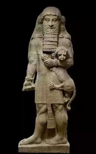 霍尔萨巴德遗址（Khorsabad）出土的新亚述时期的英雄雕像，被广泛称为“吉尔伽美什像”，现藏于卢浮宫，馆藏编号AO19862。