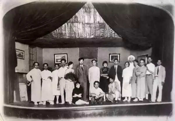 1931年，刘廷藩（左二）、桂质议（左八）夫妇，赵元任（左四）、杨步伟（右六）夫妇，熊佛西（左一）参加《软体动物》演出活动。