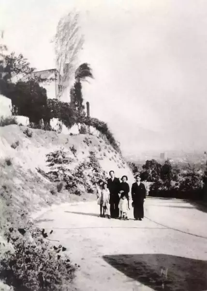 1932年3月，刘廷藩（右一）与赵元任一家在美国加州