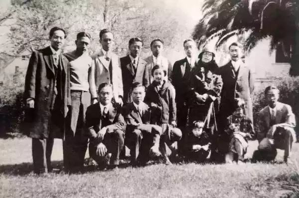 1932年3月，赵元任（站立排左一）、杨步伟（站立排右二）、刘廷藩（站立排右一）等与在美中国留学生合影