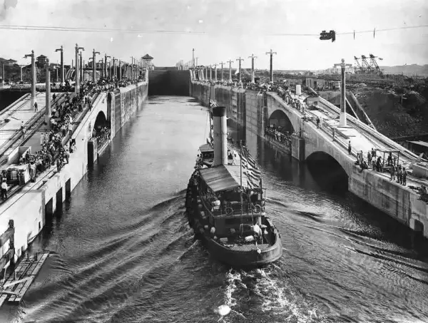 1913年10月10日，巴拿马运河开通，缩短美国东西海岸间航程1.48万公里。