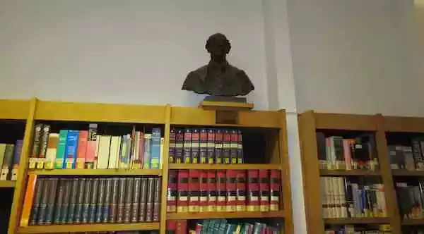 沃尔福森学院图书馆伯林雕像