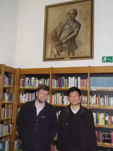 本文作者与柏林的编辑哈蒂在沃尔福森学院图书馆伯林画像前