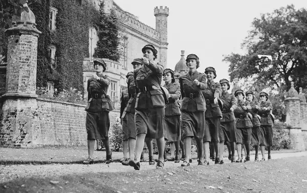 1940年8月28日，在英国诺福克郡凯特林汉姆庄园的凯特林汉姆大厅训练中心，急救护理义勇兵（皇家公主的志愿军团）的成员正在接受演习。