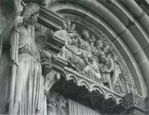 图五：圣母沉眠浮雕（左侧仰角）