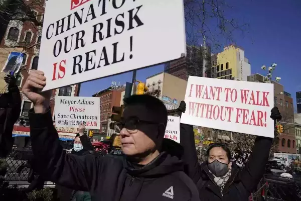 2022年2月14日，美国纽约曼哈顿唐人街，当地亚裔爆发反仇恨亚裔大游行。美国治安恶化引发亚裔族群不安，纽约警方去年12月的一份报告说，反亚裔袭击事件同比暴增361%。