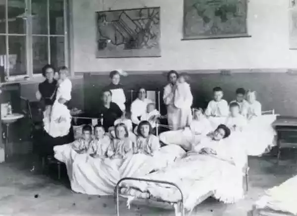 1918大流感期间一家临时改建的儿童诊疗所内景