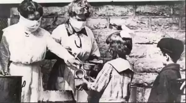 1918大流感期间儿童在排队领取餐食