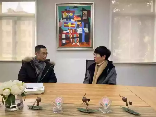 曹杨新村第六小学校长王玮（左）做客“申学课堂”。