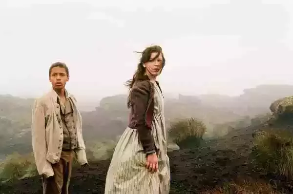 安德里亚·阿诺德2011年导演的《呼啸山庄》剧照，图为少年希斯克厉夫和凯瑟琳。影片中少年与成年希斯克厉夫均由黑人演员扮演。