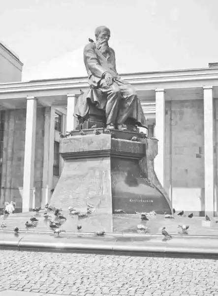 俄罗斯国家图书馆大厦广场上的陀思妥耶夫斯基纪念雕像，由雕塑家A.鲁卡维什尼科夫设计。