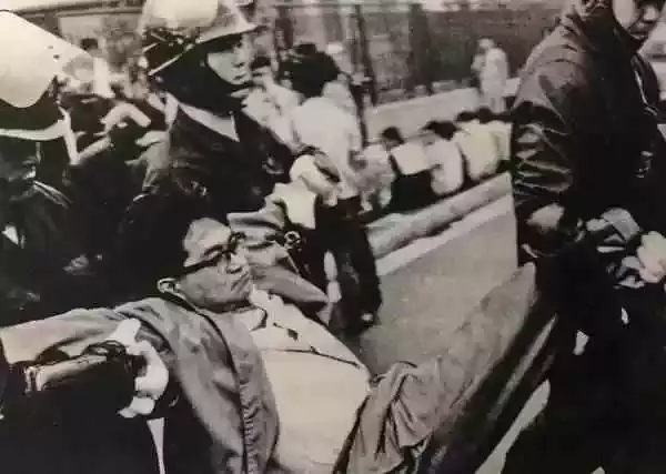 “反安保”斗争中，鹤见俊辅被警察带走。
