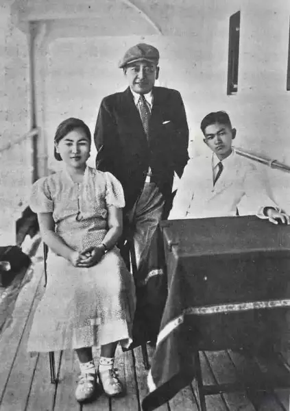 1937年随父亲鹤见佑辅（中）前往国外的鹤见俊辅（右）与姐姐鹤见和子（左）