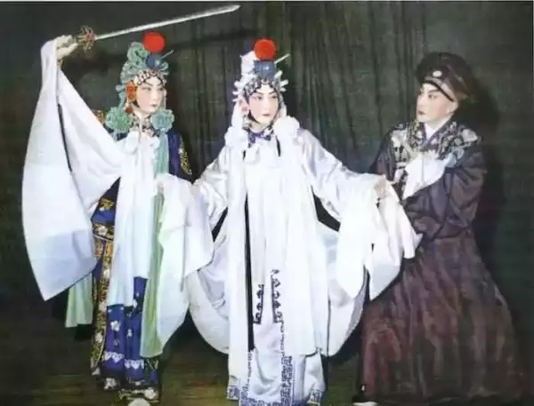 昆曲《断桥》，梅兰芳、俞振飞主演，1955年公演于纪念梅兰芳舞台生活五十周年活动